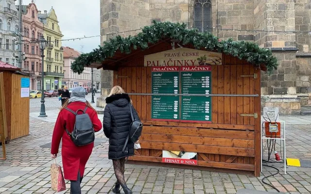 Stánky s občerstvením a nápoji jsou na vánočních trzích na náměstí Republiky uzavřeny