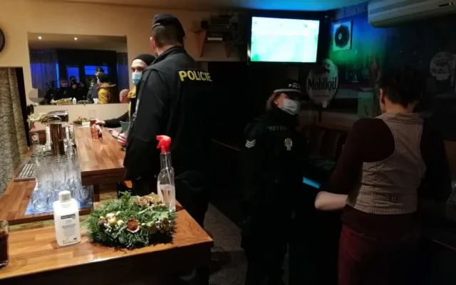 Plzeňské hospody zažily v pátek velkou šťáru zaměřenou na dodržování vládních nařízení