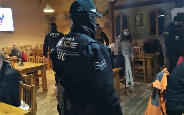 Zastupitelstvo Plzně se zabývalo velkou páteční policejní šťárou do barů a hospod