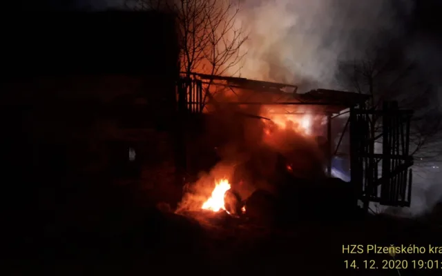 Hasiči od včerejšího večera likvidují požár balíků slámy, zapálil je neznámý žhář