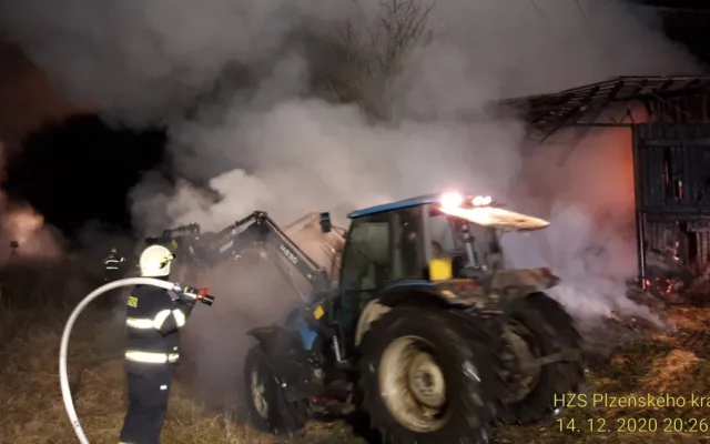 Hasiči od včerejšího večera likvidují požár balíků slámy, zapálil je neznámý žhář