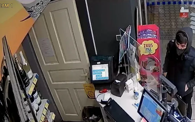 Neznáte tohoto muže? Zloděj ukradl ve vlaku platební kartu, na kterou pak nakupoval