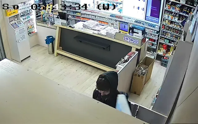 Neznáte tohoto muže? Zloděj ukradl ve vlaku platební kartu, na kterou pak nakupoval
