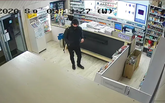 Neznáte tohoto muže? Zloděj ukradl ve vlaku platební kartu, na kterou pak nakupoval