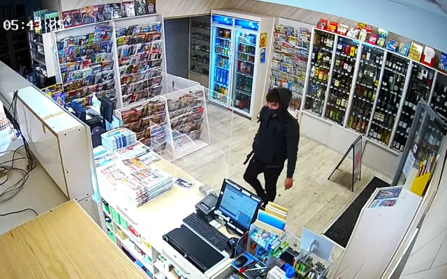 Neznáte tohoto muže? Zloděj ukradl ve vlaku platební kartu, na kterou pak nakupoval