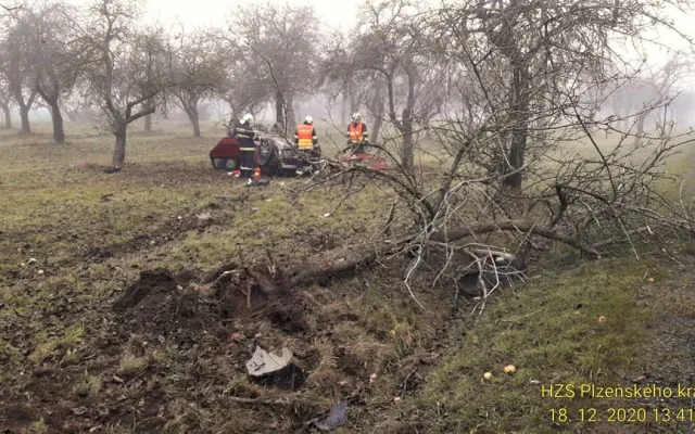 Kamion se převrátil a vysypal náklad dřeva, řidička osobáku zase vyvrátila strom a skončila na střeše v jabloňovém sadu