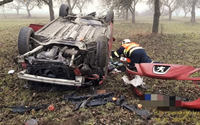 Kamion se převrátil a vysypal náklad dřeva, řidička osobáku zase vyvrátila strom a skončila na střeše v jabloňovém sadu