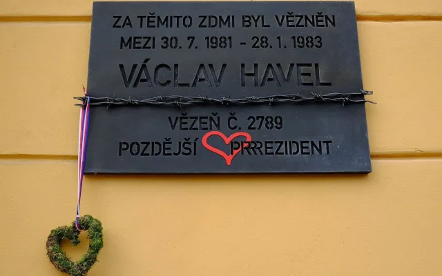 Plzeňané vzpomínali na Václava Havla u jeho lavičky v Šafaříkových sadech
