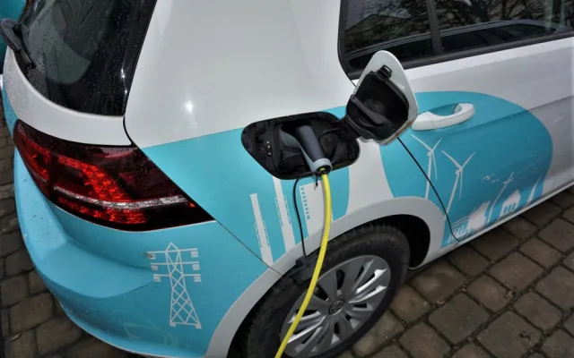 Nabíjecí stanici vybudoval pro návštěvníky a klienty s elektromobily MO Plzeň 3