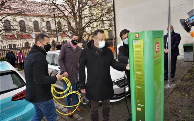 Nabíjecí stanici vybudoval pro návštěvníky a klienty s elektromobily MO Plzeň 3