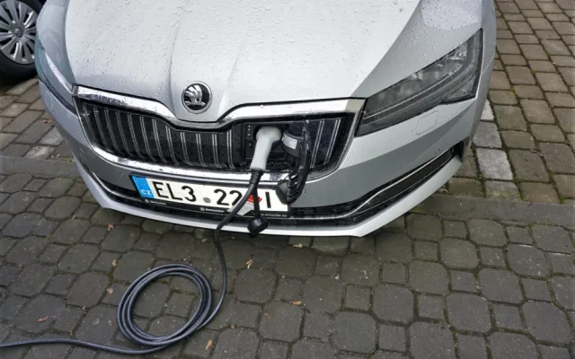 Nabíjecí stanici vybudoval pro návštěvníky a klienty s elektromobily MO Plzeň 3