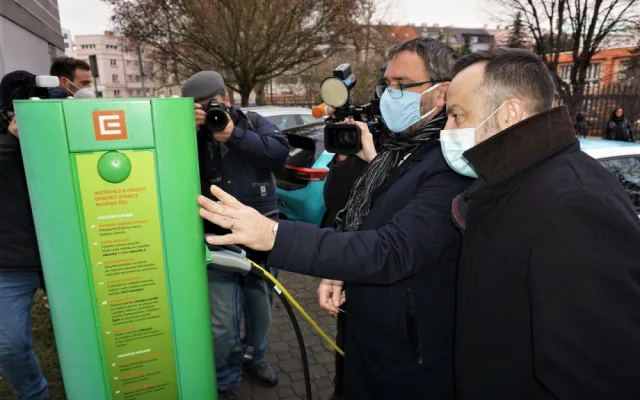 Nabíjecí stanici vybudoval pro návštěvníky a klienty s elektromobily MO Plzeň 3