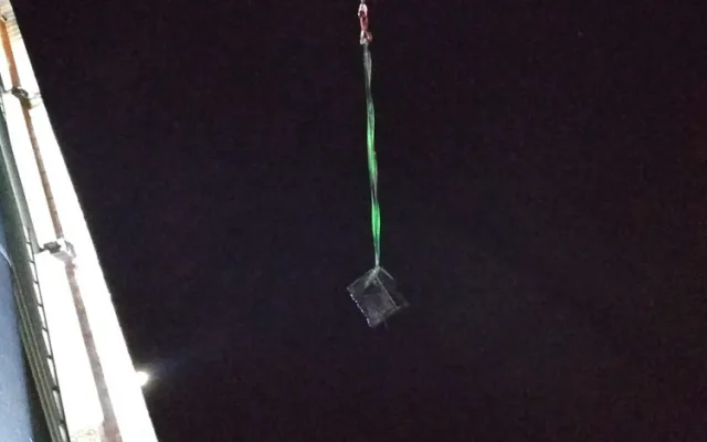 Vylovený trezor na jeřábu