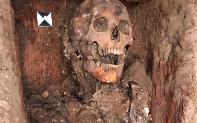 Unikátní objev v klatovských katakombách! Archeologové tam našli pohřbené tělo