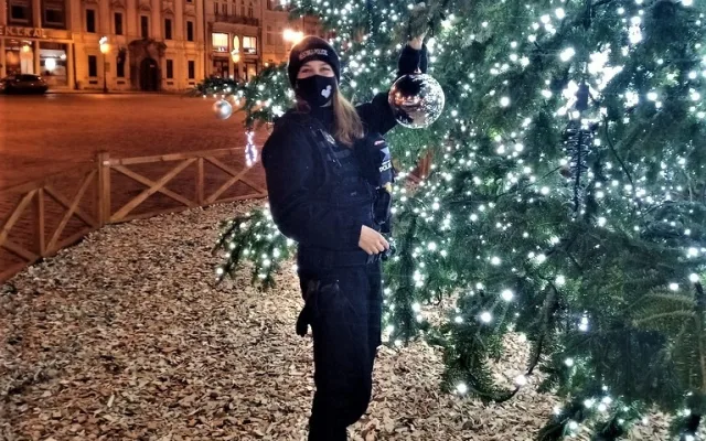 O co, že neukradneš ozdobu ze stromečku! Z jedné sázky se vyklubaly dvě pokuty