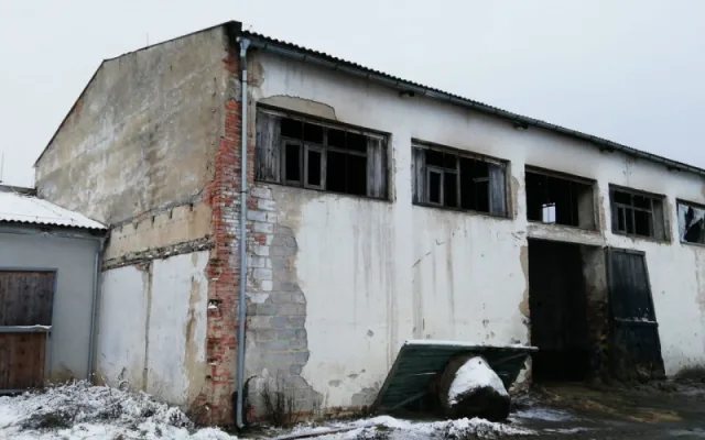Děti založily požár ve stodole plné balíků sena, plameny se snažily zlikvidovat hasičáky