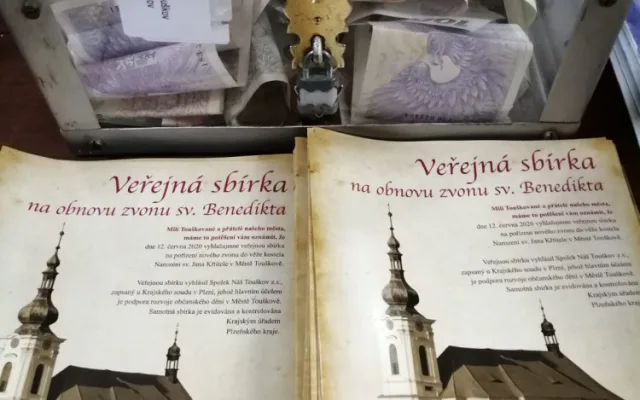 Po více než sto letech se do věže kostela v Touškově vrátí zvon