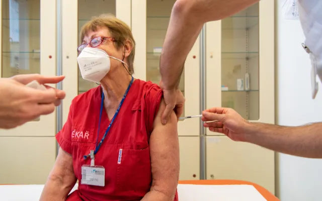 První záchranáře začne od neděle očkovat plzeňská fakultní nemocnice