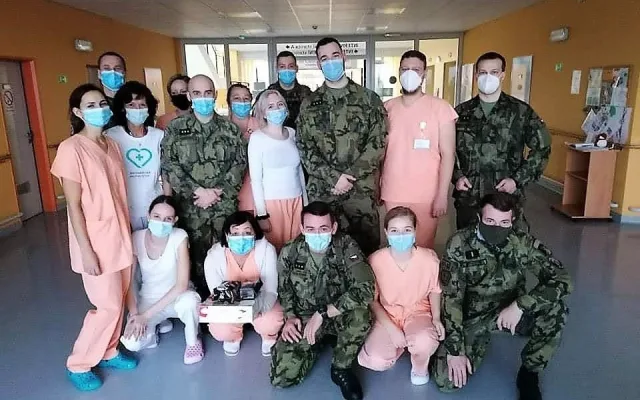 Armádní specialisté pomáhají v Domažlické nemocnici bojovat s covidem