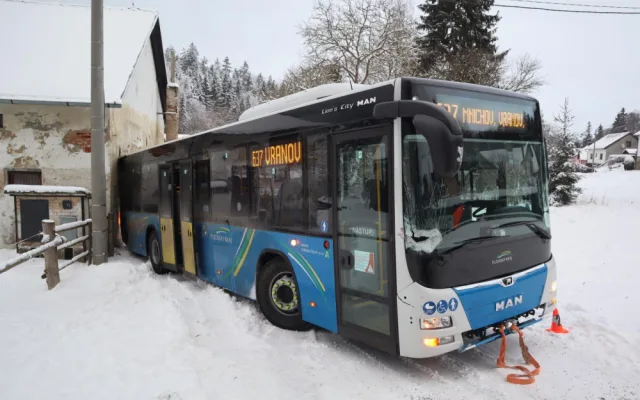 Traktor spěchal vytáhnout autobus zapadlý do závěje, cestou naboural jiný autobus