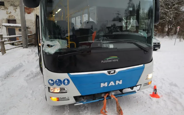 Traktor spěchal vytáhnout autobus zapadlý do závěje, cestou naboural jiný autobus