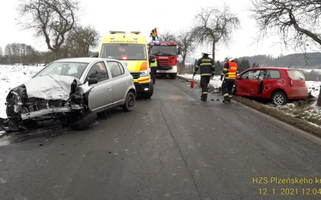 U Šťáhlav se srazily dva osobní automobily, dva lidé se vážně zranili
