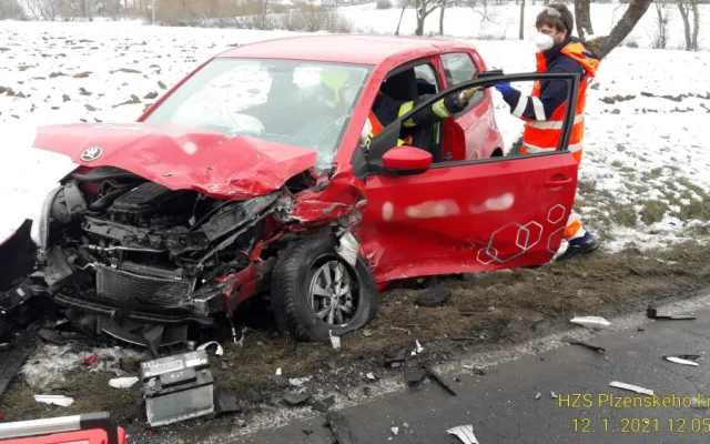 U Šťáhlav se srazily dva osobní automobily, dva lidé se vážně zranili