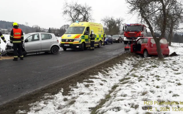U Šťáhlav se srazily dva osobní automobily, dva lidé se vážně zranili