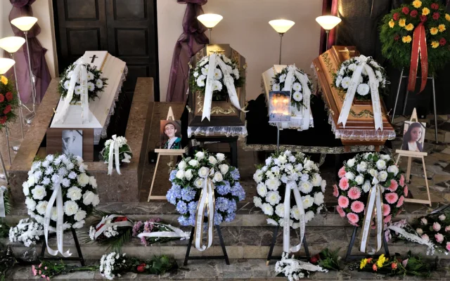 Pohřeb čtyř obětí nehody na železničním přejezdu