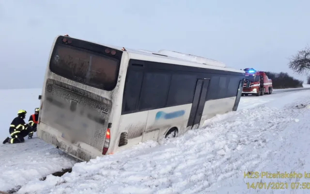 Hasiči vyprošťovali autobus, který sjel na severním Plzeňsku ze silnice a uvízl v závěji