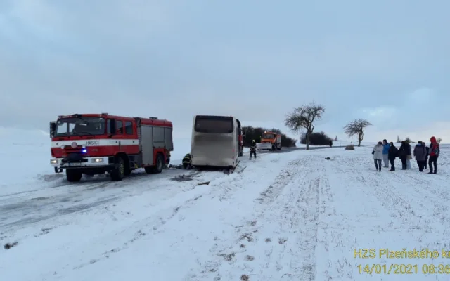Hasiči vyprošťovali autobus, který sjel na severním Plzeňsku ze silnice a uvízl v závěji