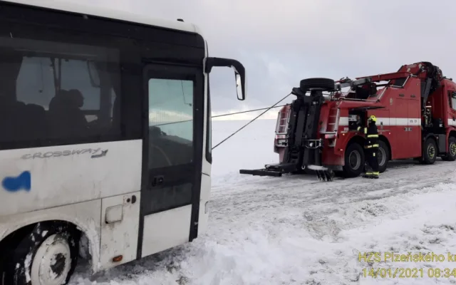 Hasiči vyprošťovali autobus, který sjel na severním Plzeňsku ze silnice a uvízl v závěji