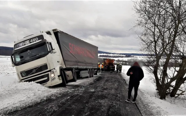 Zapadlý kamion vyprošťovali dnes hasiči také u Kařízku
