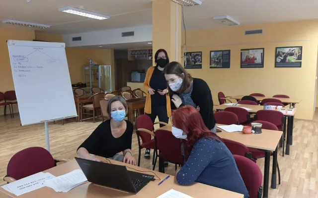 Seniorům v Plzni už pomáhá s registrací k očkování nově zřízené telefonní centrum