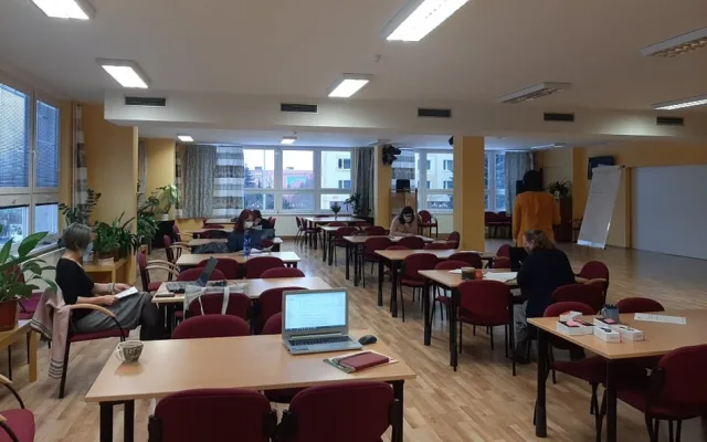 Seniorům v Plzni už pomáhá s registrací k očkování nově zřízené telefonní centrum