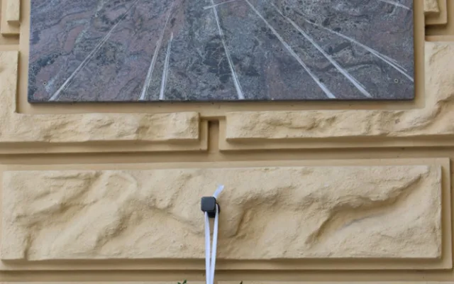 Pamětní deska na zdi sokolovny