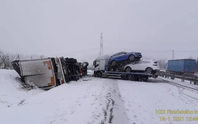 Nehoda dvou kamionů uzavřela provoz na dálnici D5, dopravu komplikuje husté sněžení
