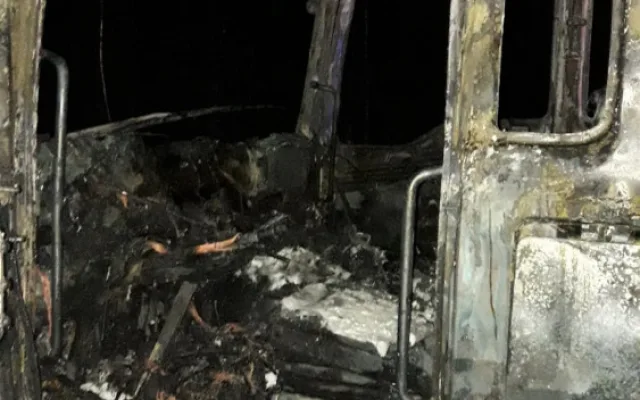 Z kamionu s nákladem dřevěných palet zbylo po požáru jen ohořelé torzo