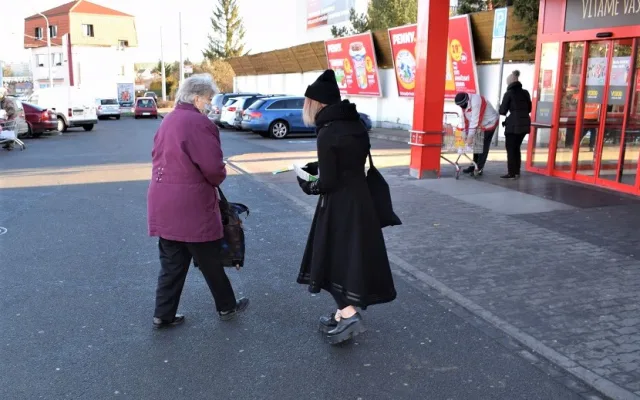 Dobrovolníci roznáší tisíce letáků, o nabídce pomoci chce dát město vědět všem seniorům
