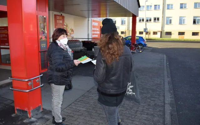 Dobrovolníci roznáší tisíce letáků, o nabídce pomoci chce dát město vědět všem seniorům