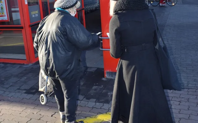Dobrovolníci roznáší tisíce letáků, o nabídce pomoci chce dát město vědět všem seniorům