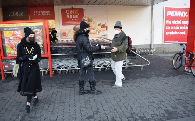 Dobrovolníci roznáší tisíce letáků, o nabídce pomoci chce dát město vědět všem seniorům