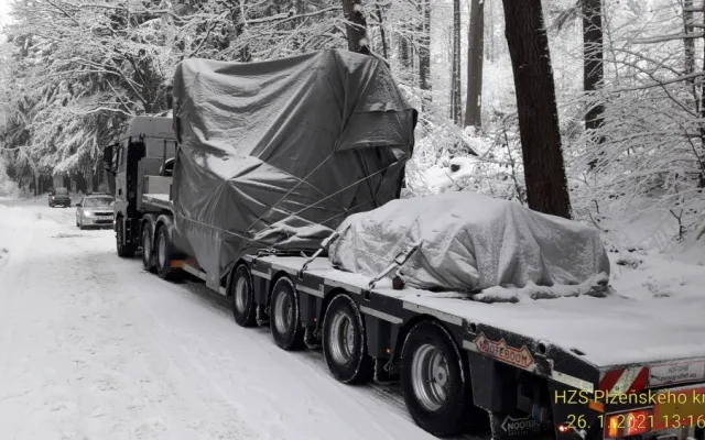 Mezi Málkovem a Novou Vsí na Tachovsku uvízl kamion s nákladem