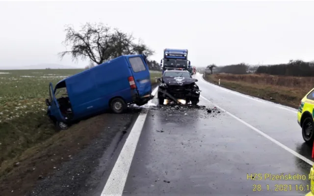 Srážka tří automobilů ochromila provoz na I/26 u Stodu, při nehodě se zranily dvě děti