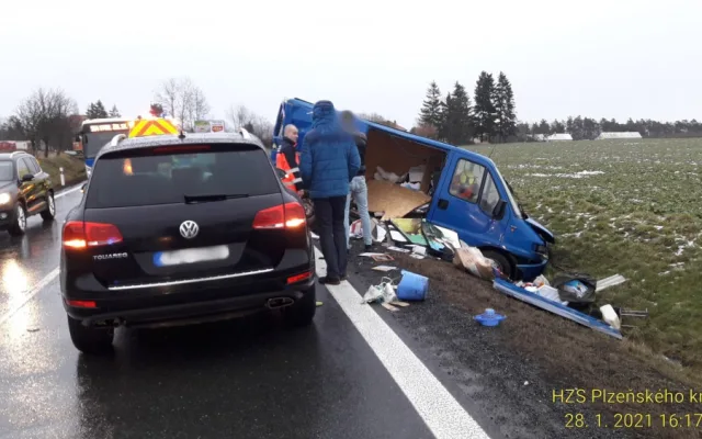 Srážka tří automobilů ochromila provoz na I/26 u Stodu, při nehodě se zranily dvě děti
