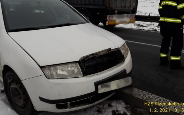Další nehoda s padajícím ledem se stala na Klatovsku
