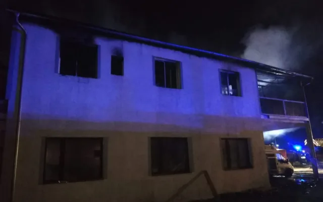 Hasiči na Plzeňsku likvidovali požár domu, plameny zničily střechu i obytnou část