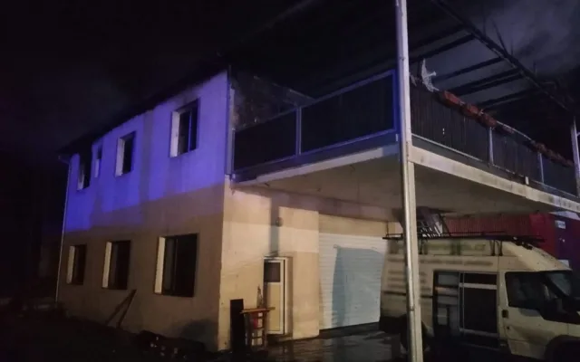 Hasiči na Plzeňsku likvidovali požár domu, plameny zničily střechu i obytnou část