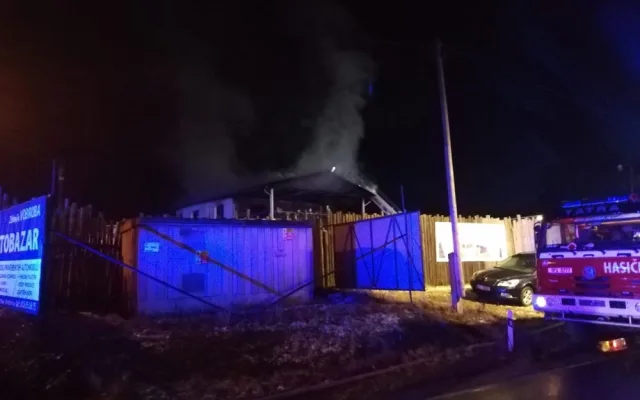 Hasiči na Plzeňsku likvidovali požár domu, plameny zničily střechu i obytnou část
