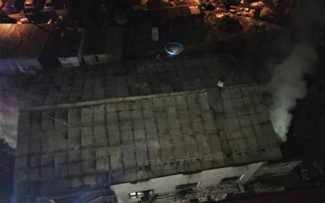 Hasiči na Plzeňsku likvidovali požár domu, plameny zničily střechu i obytnou část
